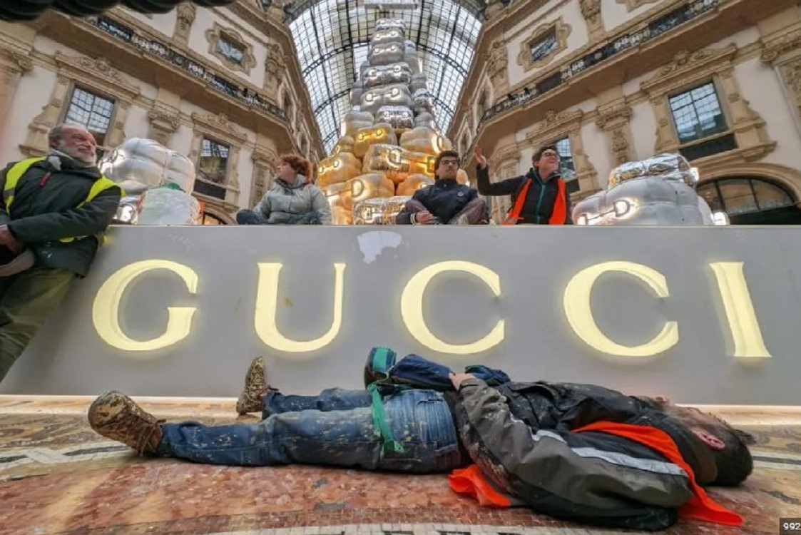 Galleria Blitz Di Ultima Generazione Albero DI Gucci Imbrattato Di