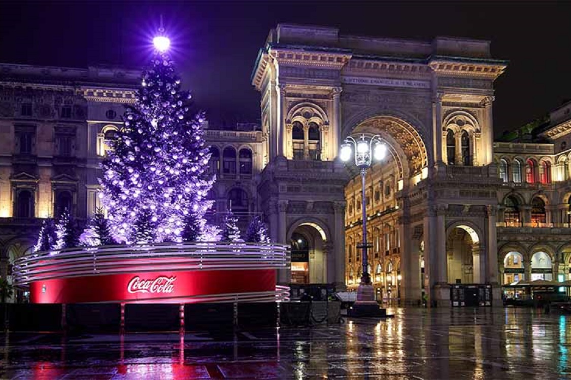 acceso l albero in piazza duomo comincia il natale degli alberi milano post