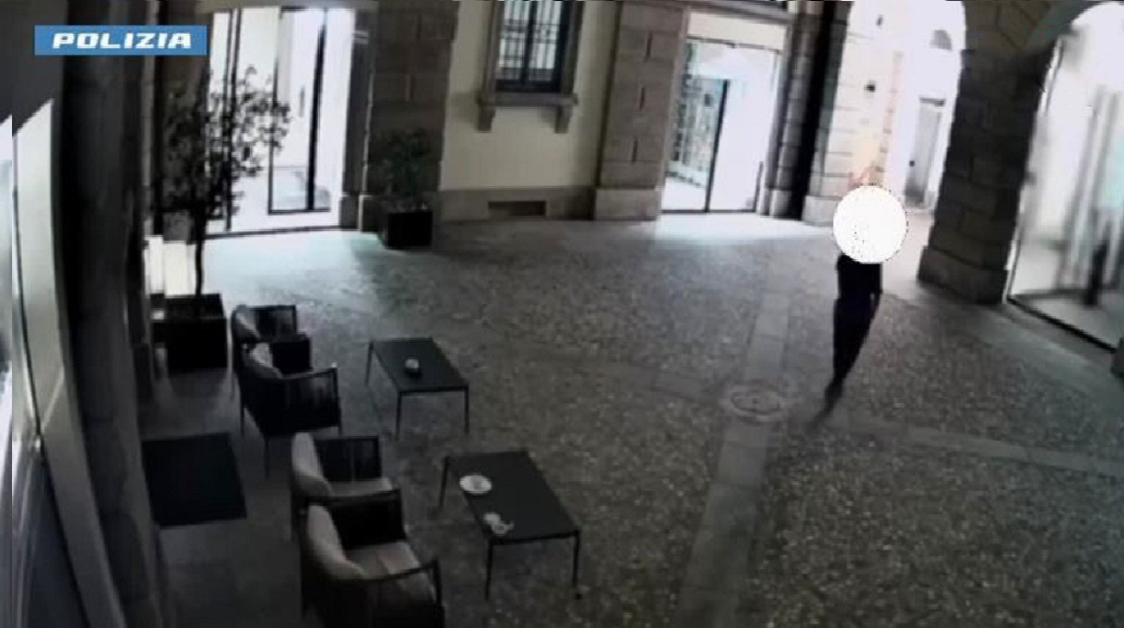 Turista Rapinato Dall Orologio Da Mila Euro Due Arresti Milano Post