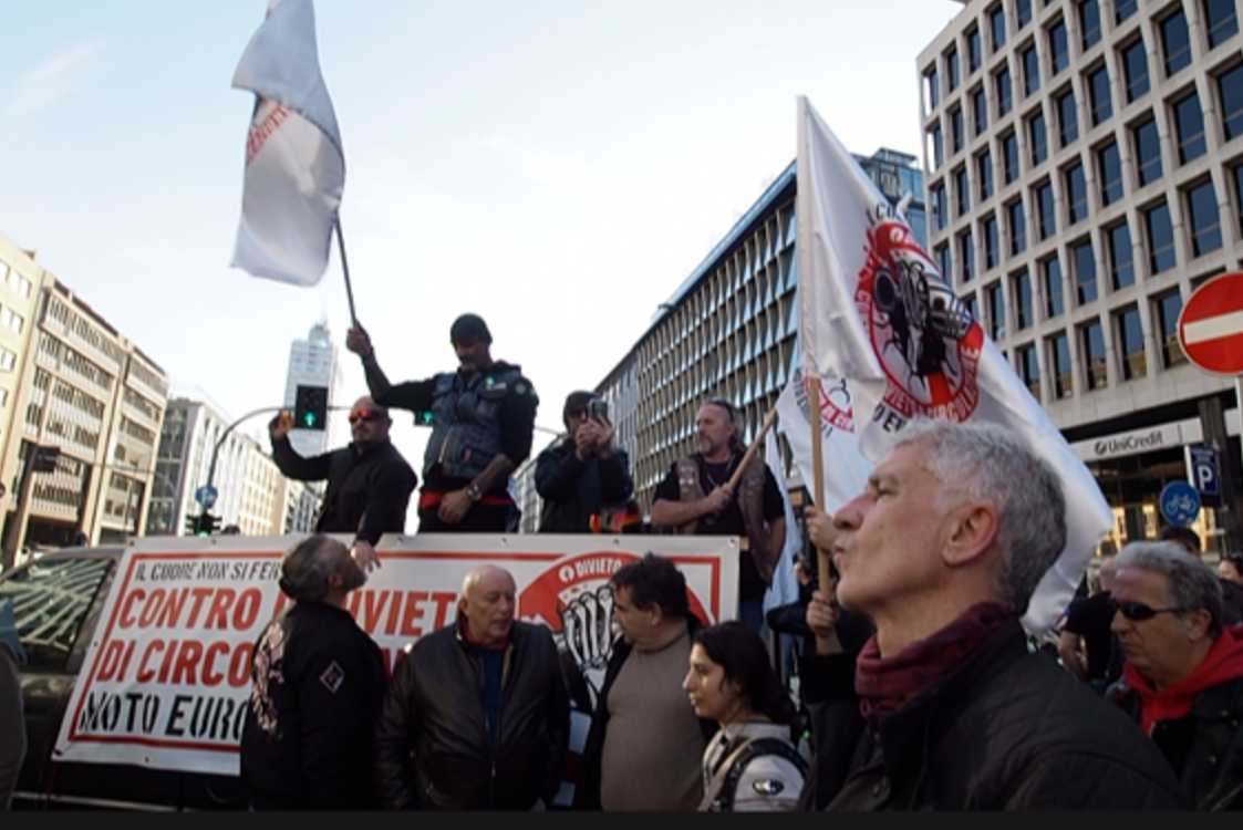 MilanoPost manifestazione Divieto